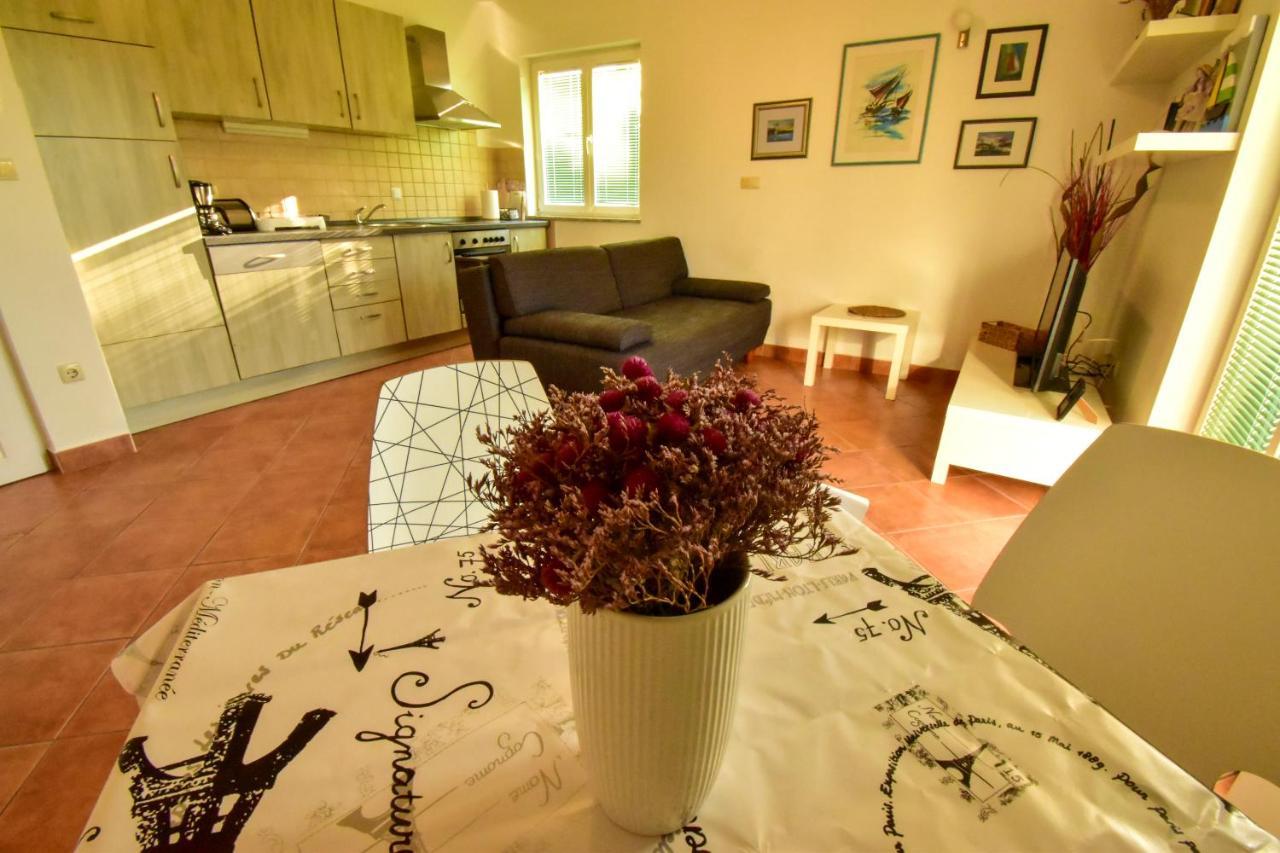 Apartman Smilje Rab Town Esterno foto